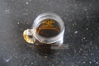 红茶里冲入沸水，浸泡出清香的红茶，我喜欢橘子红茶，香气闻起来特别舒服。