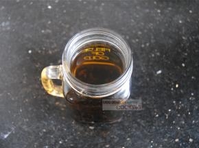 红茶里冲入沸水，浸泡出清香的红茶，我喜欢橘子红茶，香气闻起来特别舒服。