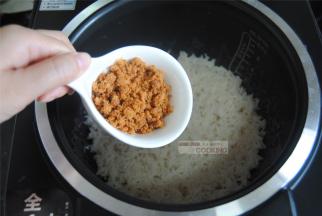 倒入肉松拌匀，也可以放入少许芝麻，味道也是很不错的哦。