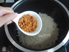 倒入肉松拌匀，也可以放入少许芝麻，味道也是很不错的哦。