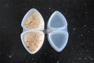 米饭温热的时候装入饭团模具里，压出即可。