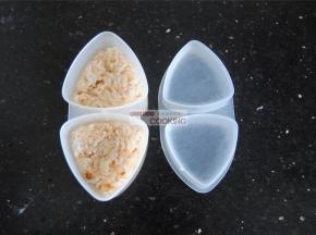 米饭温热的时候装入饭团模具里，压出即可。