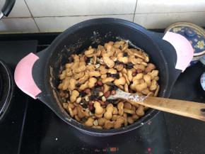 7、倒入混合均匀的饼干和干果。