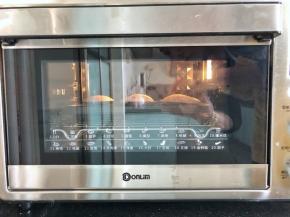 13、烤箱140度上下火预热好，放入模具烘烤30分钟后取出放凉备用。