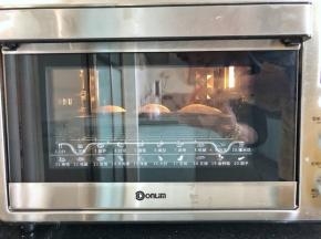 13、烤箱140度上下火预热好，放入模具烘烤30分钟后取出放凉备用。