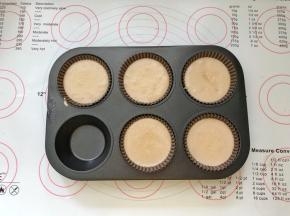 12、蛋糕模具中提前放好蛋糕纸杯，倒入蛋糕糊，轻轻震出气泡。