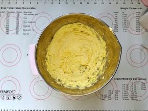 14、黄油室温软化后加入糖粉打至顺滑的状态。