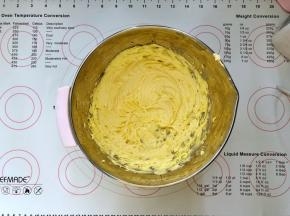 14、黄油室温软化后加入糖粉打至顺滑的状态。