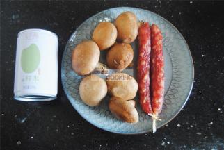 准备好食材，腊肠广式的用来焖饭最好吃了，大米要买香米，做的焖饭才好吃！