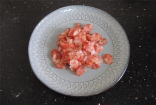 腊肠切薄片，腊肠的香气更容易浸透米饭。