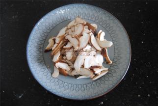 香菇洗净切片，也可以切粒，看个人喜好。