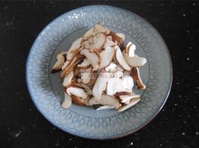 香菇洗净切片，也可以切粒，看个人喜好。