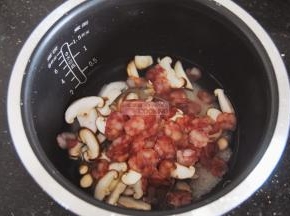再把腊肠和香菇放进锅里，口味重的可以加点蚝油或生抽，更香，搅拌均匀后盖上锅盖按下煮饭键，接下来该干嘛就干嘛去吧。
