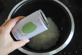 大米洗净后倒入适量的清水，我用的是九阳鲜米，这米方便在于一罐米一罐水，黄金比例正好一锅饭，两人足够吃。