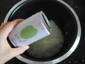 大米洗净后倒入适量的清水，我用的是九阳鲜米，这米方便在于一罐米一罐水，黄金比例正好一锅饭，两人足够吃。