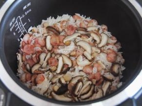饭煲煮饭键跳了再焖5分钟就能吃，没开盖子就被浓郁的香气折服！太好吃了！