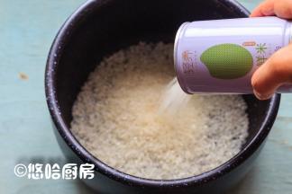 一罐鲜米，放入电饭煲中。