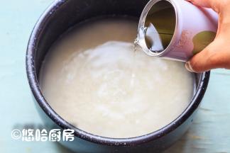 再放入一罐清水，用米饭功能焖一锅米饭。