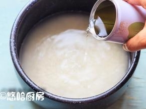 再放入一罐清水，用米饭功能焖一锅米饭。
