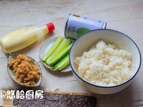 焖好的米饭趁热搅拌几下盛出，稍微放凉，准备好做紫菜包饭的其他材料。