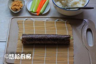 借助卷帘卷起捏紧，松开卷帘，就是一条紫菜包饭。