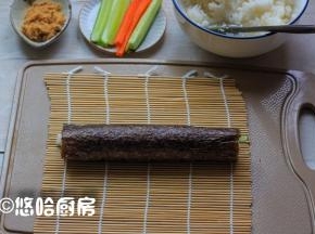 借助卷帘卷起捏紧，松开卷帘，就是一条紫菜包饭。