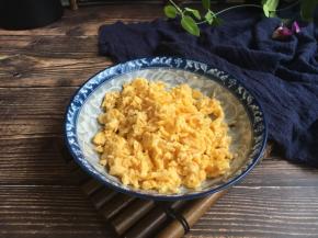 鸡蛋炒熟，切成碎末。
