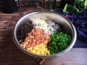 将所有食材放在一起。
先在韭菜上洒上1勺（约15g)的香油，用香油把韭菜拌一拌，香油裹住韭菜，以保留韭菜的水分。