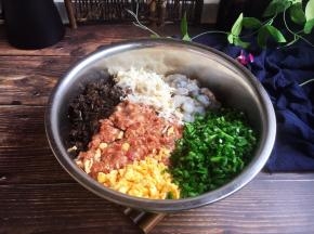将所有食材放在一起。
先在韭菜上洒上1勺（约15g)的香油，用香油把韭菜拌一拌，香油裹住韭菜，以保留韭菜的水分。