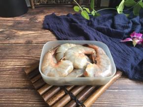 大虾清洗干净。