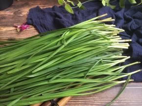 将韭菜择干净，用淡盐水浸泡20分钟，再多清洗几遍，沥干水分。