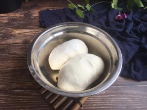 在调馅之前我们把面和好，面不妨多和一些，面要稍微柔软些。 和面时水要分次分量往里加，先把它合成絮状，然后再把面和光滑，盖上锅盖或者保鲜膜静置30分钟。

