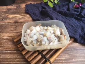 将虾仁切成颗粒状，颗粒的大小随意。