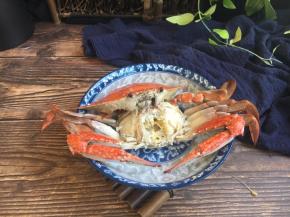 去掉塞在脐部的花椒和姜片，打开蟹盖儿，去除肺部和沙袋。