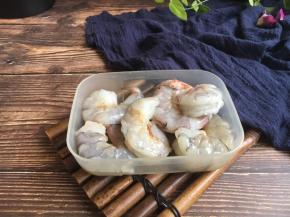 择去虾壳和虾线，用厨房用纸吸干水分。