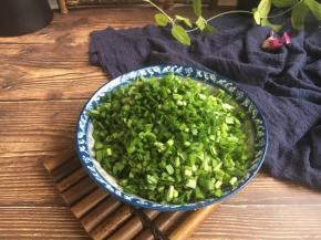 将韭菜切成韭菜末。
