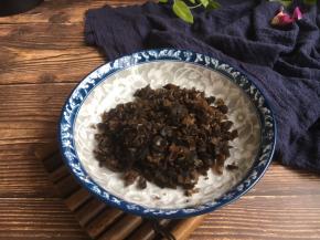 木耳泡发好后，用开水煮约3～5分钟左右，捞出后用凉水冲洗一下，切成碎末。