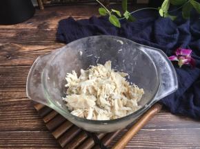 将螃蟹肉剥出来备用。