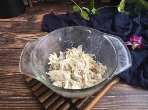 将螃蟹肉剥出来备用。