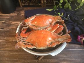 取出蒸熟的螃蟹。