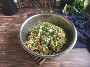 搅拌均匀备用。
搅拌时视个人口味适当加盐。