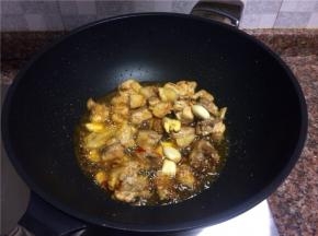 放入生姜和大蒜翻炒10秒。