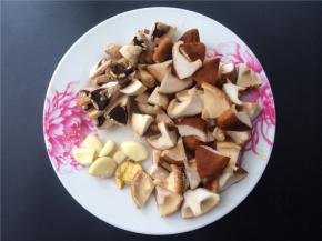 香菇和蘑菇切块，生姜拍扁，大蒜去皮。