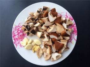 香菇和蘑菇切块，生姜拍扁，大蒜去皮。