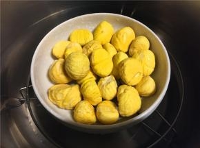 将板栗放入高压锅中上汽压10分钟。