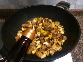 放入适量生抽翻炒30秒。