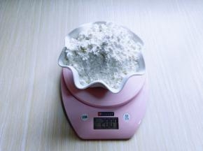 首先将低筋面粉称重。