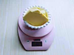 黄油称重好室温软化。