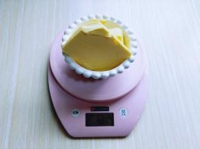 黄油称重好室温软化。