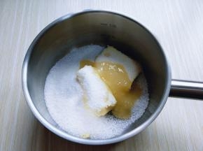 将幼砂糖，黄油，蜂蜜放入器具中。